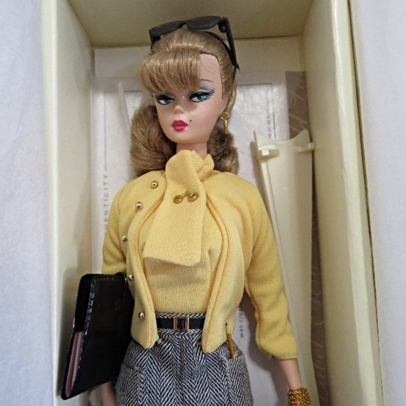 2007 Barbie Doll Silkstone The Secretary fashion model GOLD label - Picture 3 of 6